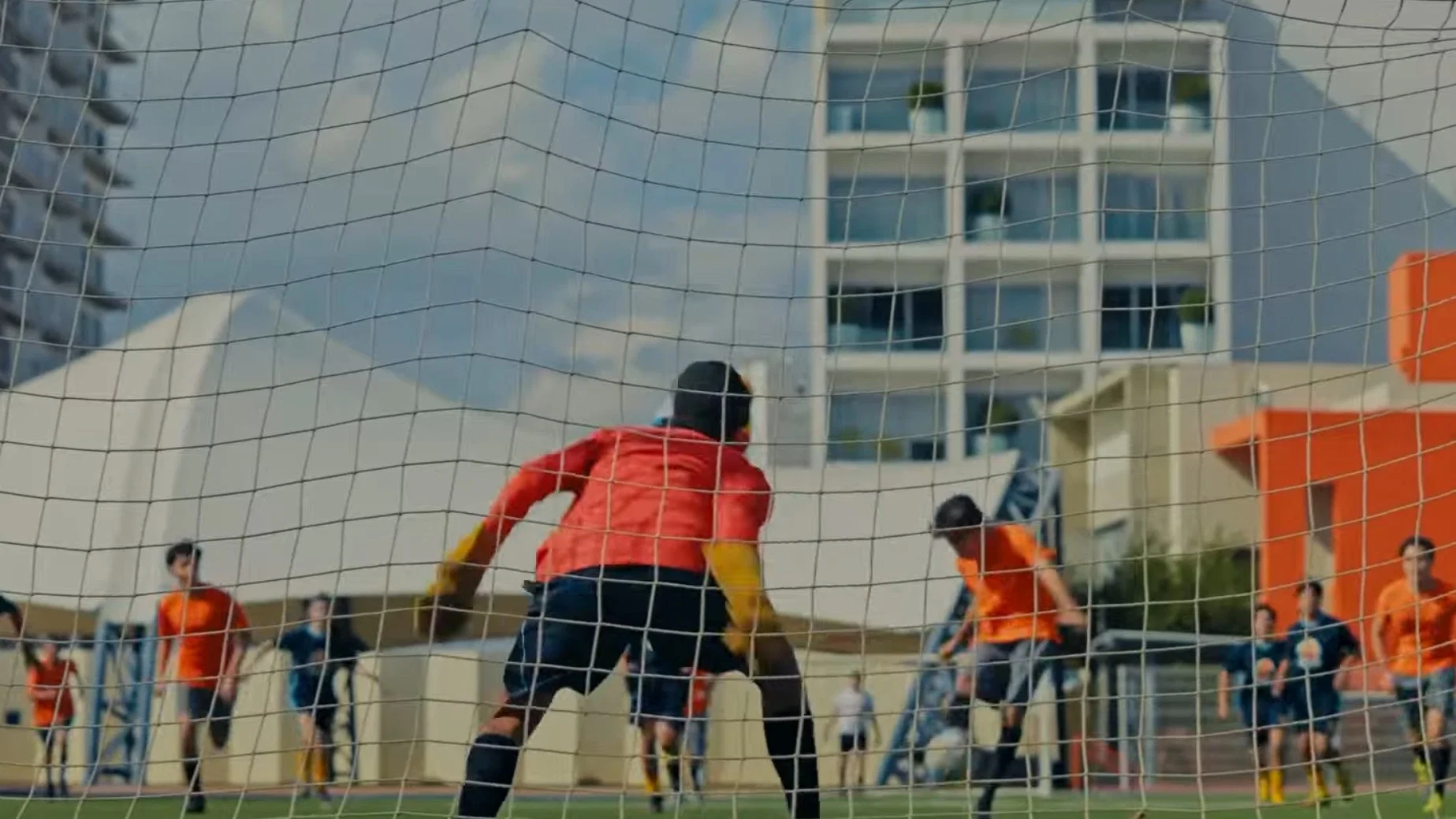 Um Goleiro Muito Improvável completo dublado HD: Veja onde assistir e confira a crítica